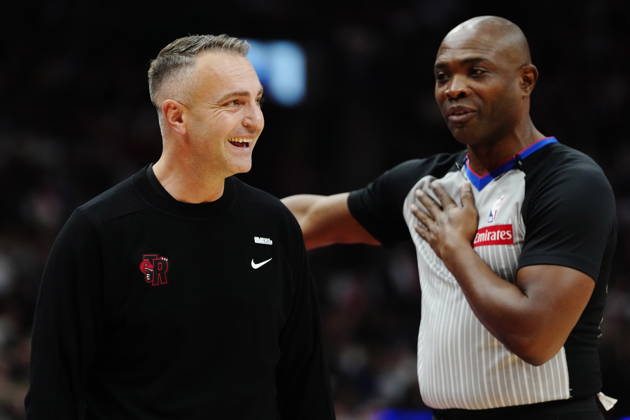 October 21, 2026, Toronto, On, Canada: Toronto Raptors head coach Darko Rajakovic laughs while speaking with referee Courtney Kirkland (61) during first half NBA, Basketball Herren, USA basketball action against the Chicago Bulls in Toronto on Wednesday, Oct. 21, 2026. Canada News - October 21, 2026  - ZUMAc35_ 20261021_zaf_c35_255 Copyright: xFrankxGunnx