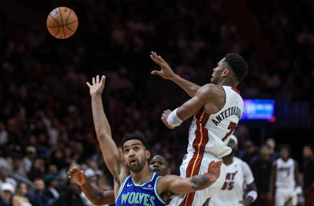 NBA, Basketball Herren, USA - Miami Heat vs Minnesota Timberwolves epaselect Miami Heat Forward Giannis Antetokounmpo (R) in action against Minnesota Timberwolves Forward Trey Lyles during the NBA basketball game between the Miami Heat and Minnesota Timberwolves at the Kaseya Center in Miami, Florida, USA, 21 October 2026. MIAMI FLORIDA United States  Copyright: xCRISTOBALxHERRERA-ULASHKEVICHx