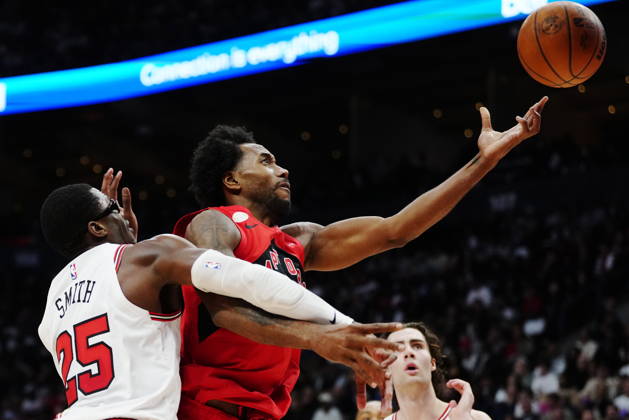 October 21, 2026, Toronto, On, Canada: Chicago Bulls Jalen Smith (25) fouls Toronto Raptors Kawhi Leonard (2) during second half NBA, Basketball Herren, USA basketball action in Toronto on Wednesday, Oct. 21, 2026. Canada News - October 21, 2026  - ZUMAc35_ 20261021_zaf_c35_305 Copyright: xFrankxGunnx