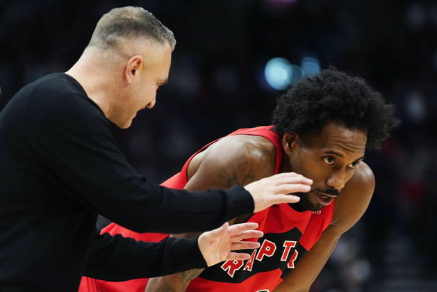 October 21, 2026, Toronto, On, Canada: Toronto Raptors head coach Darko Rajakovic speaks with Kawhi Leonard (2) during second half NBA, Basketball Herren, USA basketball action against the Chicago Bulls in Toronto on Wednesday, Oct. 21, 2026. Canada News - October 21, 2026  - ZUMAc35_ 20261021_zaf_c35_306 Copyright: xFrankxGunnx