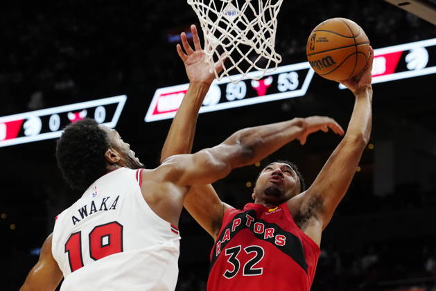 October 21, 2026, Toronto, On, Canada: Toronto Raptors Trayce Jackson-Davis (32) is fouled by Chicago Bulls Tobe Awaka (19) during second half NBA, Basketball Herren, USA basketball action in Toronto on Wednesday, Oct. 21, 2026. Canada News - October 21, 2026  - ZUMAc35_ 20261021_zaf_c35_312 Copyright: xFrankxGunnx