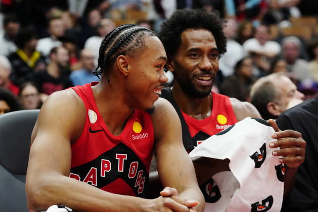 October 21, 2026, Toronto, On, Canada: Toronto Raptors Scottie Barnes (left) and Kawhi Leonard (2) smile on the bench during second half NBA, Basketball Herren, USA basketball action against the Chicago Bulls in Toronto on Wednesday, Oct. 21, 2026. Canada News - October 21, 2026  - ZUMAc35_ 20261021_zaf_c35_344 Copyright: xFrankxGunnx