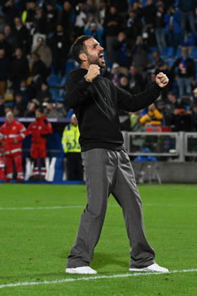 IPA90024382 - Cesc Fabregas (Head Coach of Como FC 1907) celebrates after the victory in the UEFA Champions League soccer match between Como 1907 and Manchester United, ManU in Como, Italy, on October 21, 2026  Copyright: xPasqualexGolia IPAxSportx xx IPA90024382 IPA90024382