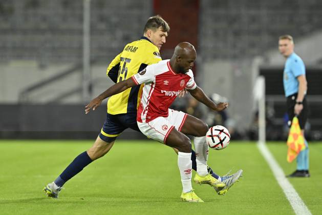 Royale Union Saint-Gilloise v Hapoel Beer-Sheva FC - UEFA Europa League DUSSELDORF, GERMANY - OCTOBER 22 : Havenaar Nikki defender of Royale Union Saint-Gilloise and East Javon forward of Hapoel Beer Scheva during the UEFA Europa League 2026 27 League Phase matchday 3 match between Royale Union Saint-Gilloise and Hapoel Beer-Sheva FC on October 22, 2026 in Dusseldorf, Germany, 22 10 2026 Dusseldorf Germany  Copyright: xDhax