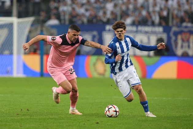 Granit Xhaka of Sunderland and Pablo Rodriguez of Lech Poznan Lech Poznan v Sunderland, UEFA Europa League, Football, Enea Stadion, Poznan, Poland - 22 Oct 2026Poznan Enea Stadion Poland  Copyright: xTomaszxJedrzejowski Shutterstockx 17229955h