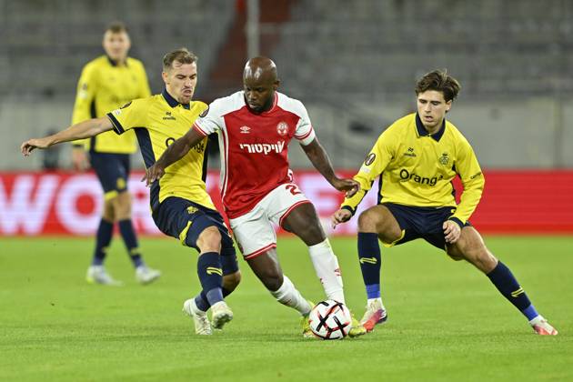 Royale Union Saint-Gilloise v Hapoel Beer-Sheva FC - UEFA Europa League DUSSELDORF, GERMANY - OCTOBER 22 : Olaru Darius midfielder of Royale Union Saint-Gilloise, East Javon forward of Hapoel Beer Scheva and Zeneli Besfort midfielder of Royale Union Saint-Gilloise during the UEFA Europa League 2026 27 League Phase matchday 3 match between Royale Union Saint-Gilloise and Hapoel Beer-Sheva FC on October 22, 2026 in Dusseldorf, Germany, 22 10 2026 Dusseldorf Germany  Copyright: xDhax