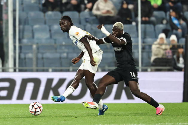 SOCCER - UEFA EL, Sturm vs Marseille GRAZ,AUSTRIA,22.OCT.26 - SOCCER - UEFA Europa League, SK Sturm Graz vs Olympique de Marseille. Image shows Bamo Meite (Marseille) and Oumar Diakite (Sturm).  GEPAxpictures xChrisxBauer