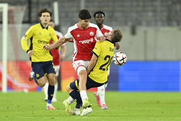 Royale Union Saint-Gilloise v Hapoel Beer-Sheva FC - UEFA Europa League DUSSELDORF, GERMANY - OCTOBER 22 : Yehoshuha Niv midfielder of Hapoel Beer Scheva and Olaru Darius midfielder of Royale Union Saint-Gilloise during the UEFA Europa League 2026 27 League Phase matchday 3 match between Royale Union Saint-Gilloise and Hapoel Beer-Sheva FC on October 22, 2026 in Dusseldorf, Germany, 22 10 2026 Dusseldorf Germany  Copyright: xDhax