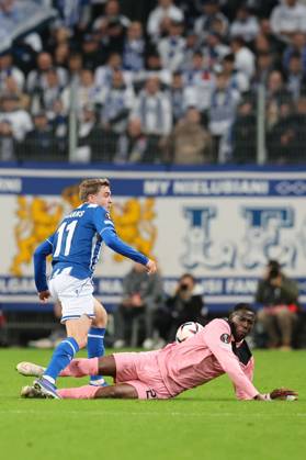 Jules Ahoka of Sunderland and Daniel Haakans of Lech Poznan Lech Poznan v Sunderland, UEFA Europa League, Football, Enea Stadion, Poznan, Poland - 22 Oct 2026Poznan Enea Stadion Poland  Copyright: xTomaszxJedrzejowski Shutterstockx 17229955s