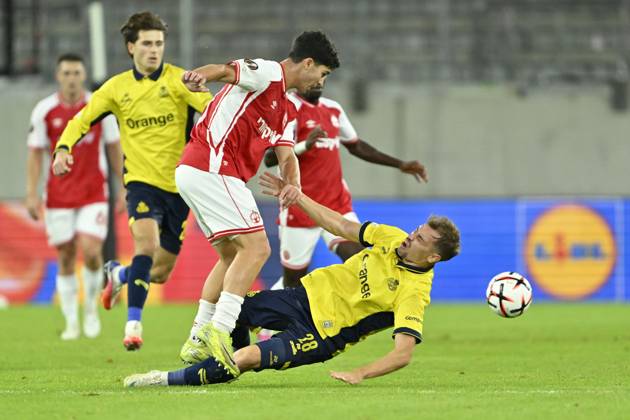 Royale Union Saint-Gilloise v Hapoel Beer-Sheva FC - UEFA Europa League DUSSELDORF, GERMANY - OCTOBER 22 : Yehoshuha Niv midfielder of Hapoel Beer Scheva and Olaru Darius midfielder of Royale Union Saint-Gilloise during the UEFA Europa League 2026 27 League Phase matchday 3 match between Royale Union Saint-Gilloise and Hapoel Beer-Sheva FC on October 22, 2026 in Dusseldorf, Germany, 22 10 2026 Dusseldorf Germany  Copyright: xDhax