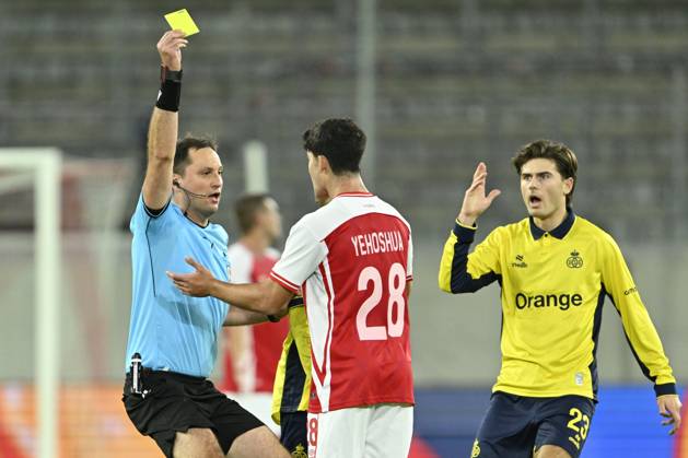 Royale Union Saint-Gilloise v Hapoel Beer-Sheva FC - UEFA Europa League DUSSELDORF, GERMANY - OCTOBER 22 : Balakin Mykola showing a yellow card to Yehoshuha Niv midfielder of Hapoel Beer Scheva during the UEFA Europa League 2026 27 League Phase matchday 3 match between Royale Union Saint-Gilloise and Hapoel Beer-Sheva FC on October 22, 2026 in Dusseldorf, Germany, 22 10 2026 Dusseldorf Germany  Copyright: xDhax