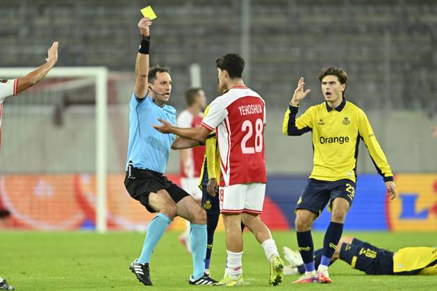 Royale Union Saint-Gilloise v Hapoel Beer-Sheva FC - UEFA Europa League DUSSELDORF, GERMANY - OCTOBER 22 : Balakin Mykola showing a yellow card to Yehoshuha Niv midfielder of Hapoel Beer Scheva during the UEFA Europa League 2026 27 League Phase matchday 3 match between Royale Union Saint-Gilloise and Hapoel Beer-Sheva FC on October 22, 2026 in Dusseldorf, Germany, 22 10 2026 Dusseldorf Germany  Copyright: xDhax