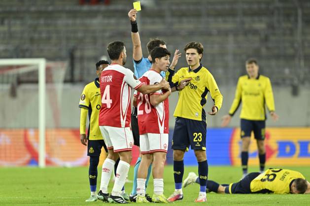 Royale Union Saint-Gilloise v Hapoel Beer-Sheva FC - UEFA Europa League DUSSELDORF, GERMANY - OCTOBER 22 : Balakin Mykola showing a yellow card to Yehoshuha Niv midfielder of Hapoel Beer Scheva during the UEFA Europa League 2026 27 League Phase matchday 3 match between Royale Union Saint-Gilloise and Hapoel Beer-Sheva FC on October 22, 2026 in Dusseldorf, Germany, 22 10 2026 Dusseldorf Germany  Copyright: xDhax