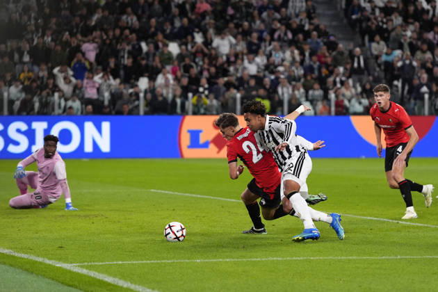 Juventus Weston McKennie fights for the ball with Rennes Anthony Rouault during the UEFA Europa League soccer match, between Juventus and Rennes at the Allianz Stadium in Turin, north west Italy - Matchday 3- Thursday, October 22, 2026. - Soccer  Copyright: xFabioxFerrari LaPressex