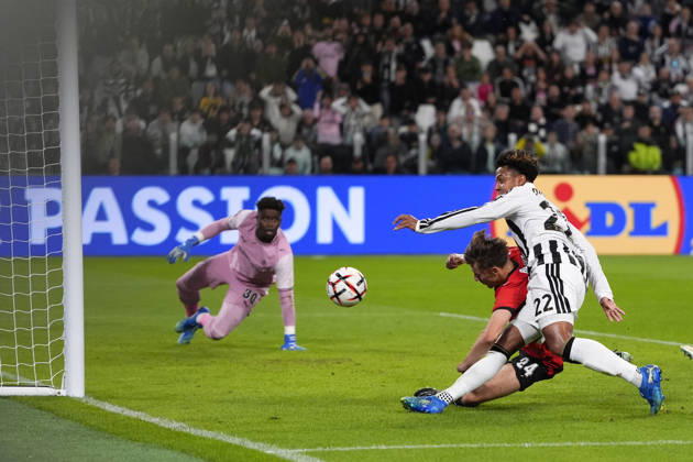 Juventus Weston McKennie fights for the ball with Rennes Anthony Rouault during the UEFA Europa League soccer match, between Juventus and Rennes at the Allianz Stadium in Turin, north west Italy - Matchday 3- Thursday, October 22, 2026. - Soccer  Copyright: xFabioxFerrari LaPressex