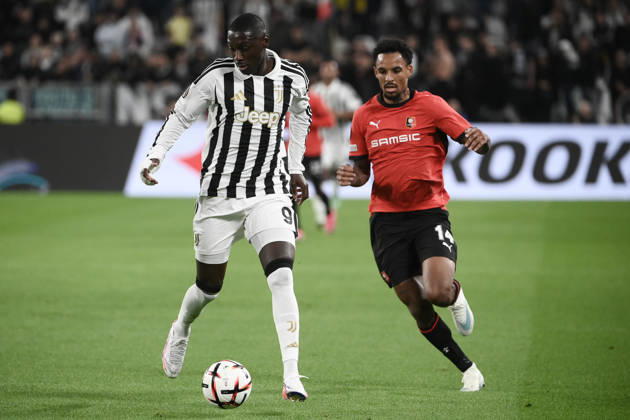 Juventus v Rennes - UEFA Europa League TURIN, ITALY, OCTOBER 22: Randal Kolo Muani (L) of Juventus in action against Bryan Reynolds (R) of Rennes during the UEFA Europa League week 3 football match between Juventus and Rennes at the Juventus Stadium in Turin Italy, on October 22, 2026. Isabella Bonotto Anadolu Turin Italy. Editorial use only. Please get in touch for any other usage.  Copyright: x2026xAnadoluxIsabellaxBonottox