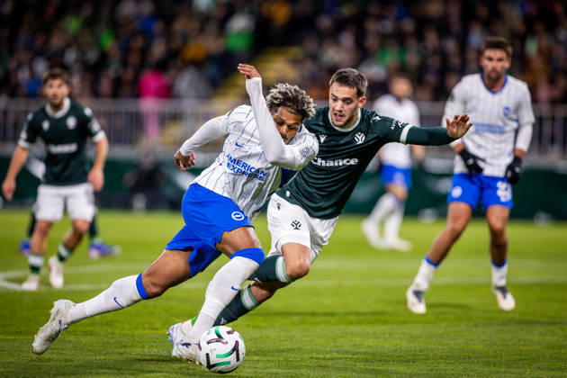 JABLONEC - BRIGHTON Georginio Rutter of Brighton and Dusan Pavlovic of Jablonec during the matchday 2 of League phase round of UEFA Conference league football match between FK Jablonec and Brighton and Hove Albion at Stadion Strelnice. Jablonec nad Nisou, Czechia, October 22, 2026. Photo by Branislav Racko Copyright: xx 080A3910