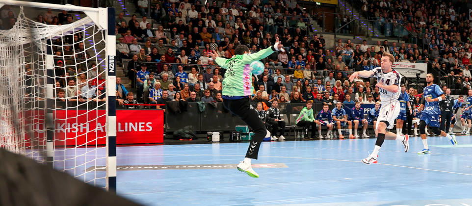 22.10.2026, Deutschland, Stuttgart, Opel HBL, Bundesliga 2026 2027, TVB Stuttgart vs. SG BBM Bietigheim, v.l. Mohamed Essam Moustafa El-Tayar (TVB), Till Hermann (BBM)