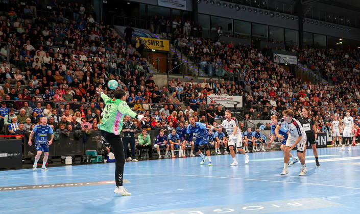 22.10.2026, Deutschland, Stuttgart, Opel HBL, Bundesliga 2026 2027, TVB Stuttgart vs. SG BBM Bietigheim, v.l. Mohamed Essam Moustafa El-Tayar (TVB), Alexander Pfeifer (BBM)