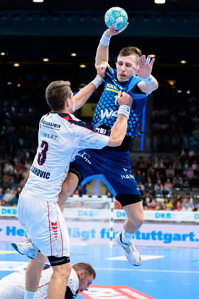 Stuttgart: HBL - 26 27 - TVB Stuttgart - SG BBM Bietigheim v. li. im Zweikampf Nikola Vlahovic (Bietigheim) und Simone Mengon (Stuttgart) Stuttgart Porsche Arena Baden-Württemberg Deutschland