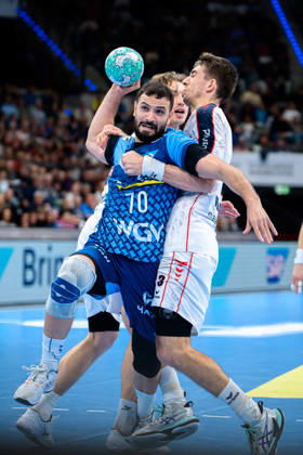 Stuttgart: HBL - 26 27 - TVB Stuttgart - SG BBM Bietigheim v. li. im Zweikampf Mohamed Darmoul (Stuttgart) und Nikola Vlahovic (Bietigheim) Stuttgart Porsche Arena Baden-Württemberg Deutschland