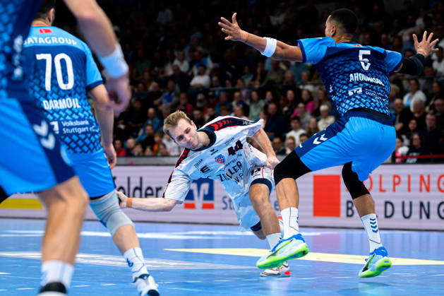 Stuttgart: HBL - 26 27 - TVB Stuttgart - SG BBM Bietigheim Mathias Larson (Bietigheim), Philipp Ahouansou (Stuttgart) Stuttgart Porsche Arena Baden-Württemberg Deutschland