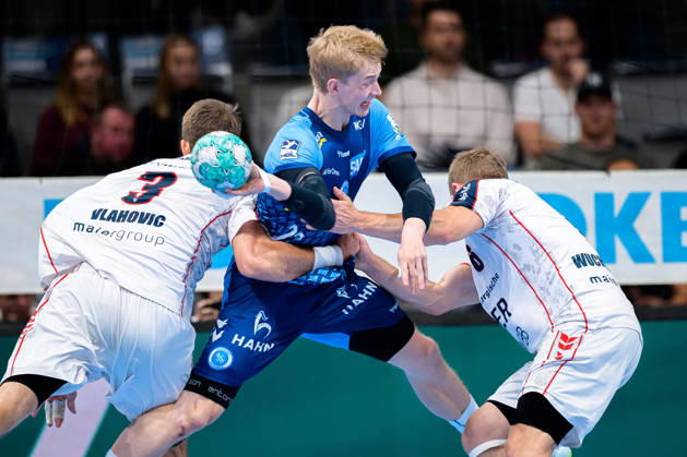 Stuttgart: HBL - 26 27 - TVB Stuttgart - SG BBM Bietigheim v. li. im Zweikampf Nikola Vlahovic (Bietigheim), Torben Matzken (Stuttgart), Lukas Wucherpfennig (Bietigheim) Stuttgart Porsche Arena Baden-Württemberg Deutschland