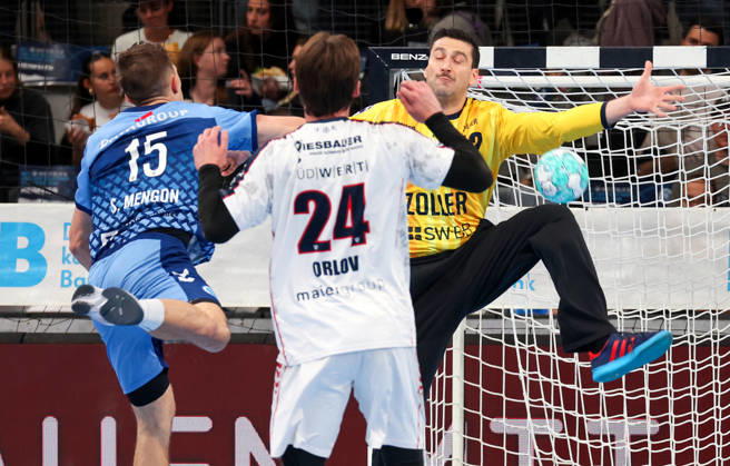 22.10.2026, Deutschland, Stuttgart, Opel HBL, Bundesliga 2026 2027, TVB Stuttgart vs. SG BBM Bietigheim, v.l. Simone Mengon (TVB), Maxim Orlov (BBM), Martin Tomovski (BBM),