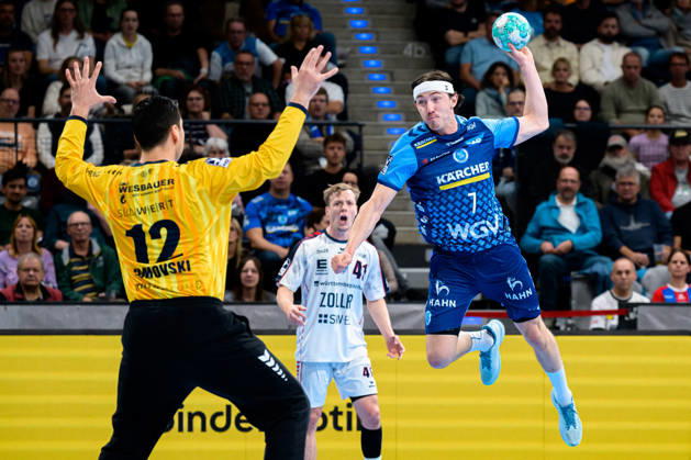 Stuttgart: HBL - 26 27 - TVB Stuttgart - SG BBM Bietigheim v.li. Torhueter Martin Tomovski (Bietigheim), Kasper Thorsen Lien (Stuttgart) Stuttgart Porsche Arena Baden-Württemberg Deutschland