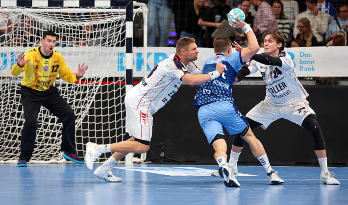 22.10.2026, Deutschland, Stuttgart, Opel HBL, Bundesliga 2026 2027, TVB Stuttgart vs. SG BBM Bietigheim, v.l. Fabian Wiederstein (BBM), Simone Mengon (TVB), Maxim Orlov (BBM)
