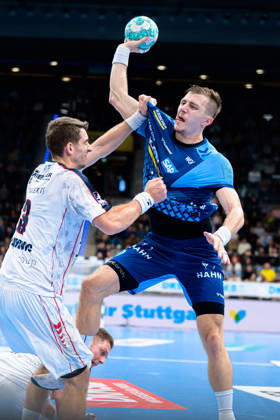 Stuttgart: HBL - 26 27 - TVB Stuttgart - SG BBM Bietigheim v. li. im Zweikampf Nikola Vlahovic (Bietigheim) und Simone Mengon (Stuttgart) Stuttgart Porsche Arena Baden-Württemberg Deutschland