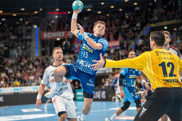 Handball I Herren I Saison 2026-2027 I Bundesliga I 10. Spieltag I TVB Stuttgart - SG BBM Bietigheim I 22.10.2026 Simone Mengon (15, TVB Stuttgart) im Wurf Stuttgart Porsche Arena Baden-Württemberg Deutschland Copyright: xLobeca MaxxPetershansx