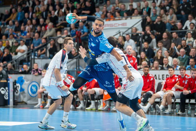 Handball I Herren I Saison 2026-2027 I Bundesliga I 10. Spieltag I TVB Stuttgart - SG BBM Bietigheim I 22.10.2026 Philipp Ahouansou (5, TVB Stuttgart) im Wurf Stuttgart Porsche Arena Baden-Württemberg Deutschland Copyright: xLobeca MaxxPetershansx