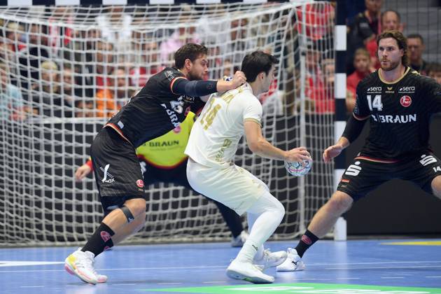 Gergoe Fazekas (Wisla Plock 24) (am Ball), Olle Forsell Schefvert (MT Melsungen 25) (L), Johannes Golla (MT Melsungen 14) in der Abwehr , GER, MT Melsungen - Orlen Wisla Plocks (POL), Handball, Champions League Maenner, Group Matches, Saison 2026 2027, 22.10.2026, GER, MT Melsungen - Orlen Wisla Plock, CL Maenner, Group Match, Saison 2026 2027, 22.10.2026 Kassel Copyright: xEibner-Pressefotox xRolandxSippelx EP_RSL