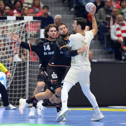 Gergoe Fazekas (Wisla Plock 24) (am Ball), Johannes Golla (MT Melsungen 14) und Olle Forsell Schefvert (MT Melsungen 25) in der Abwehr , GER, MT Melsungen - Orlen Wisla Plocks (POL), Handball, Champions League Maenner, Group Matches, Saison 2026 2027, 22.10.2026, GER, MT Melsungen - Orlen Wisla Plock, CL Maenner, Group Match, Saison 2026 2027, 22.10.2026 Kassel Copyright: xEibner-Pressefotox xRolandxSippelx EP_RSL