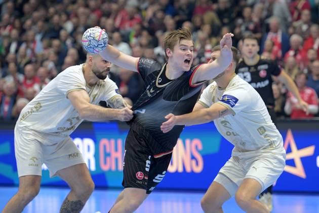 Reynir Thor Stefansson (MT Melsungen 19) (am Ball), Leon Susnja (Wisla Plock 19) (L), Michal Daszek (Wisla Plock 3) (R) , GER, MT Melsungen - Orlen Wisla Plocks (POL), Handball, Champions League Maenner, Group Matches, Saison 2026 2027, 22.10.2026, GER, MT Melsungen - Orlen Wisla Plock, CL Maenner, Group Match, Saison 2026 2027, 22.10.2026 Kassel Copyright: xEibner-Pressefotox xRolandxSippelx EP_RSL