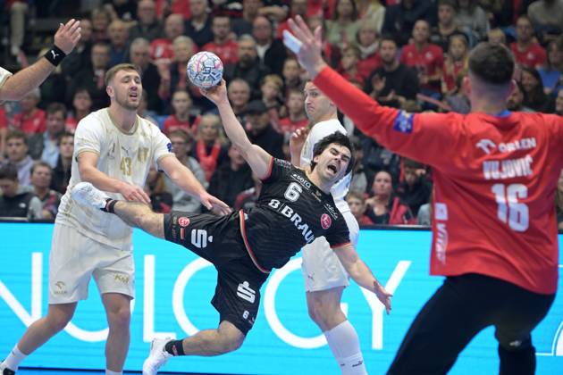 Erik Balenciaga (MT Melsungen 6) beim Wurf; Zoran Ilic (Wisla Plock 43) (L), Michal Daszek (Wisla Plock 3), Miljan Vujovic (Torwart, Goalkeeper Orlen Wisla Plock 16) (vorne) , GER, MT Melsungen - Orlen Wisla Plocks (POL), Handball, Champions League Maenner, Group Matches, Saison 2026 2027, 22.10.2026, GER, MT Melsungen - Orlen Wisla Plock, CL Maenner, Group Match, Saison 2026 2027, 22.10.2026 Kassel Copyright: xEibner-Pressefotox xRolandxSippelx EP_RSL