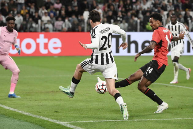 Juventus v Rennes - UEFA Europa League TURIN, ITALY, OCTOBER 22: Juventus Andrea Cambiaso (L) fight for the ball with Rennes defender Bryan Reynolds during the UEFA Europa League phase day 3 football match between Juventus and Rennes at the Juventus Stadium in Turin Italy, on October 22, 2026. Isabella Bonotto Anadolu Turin Italy. Editorial use only. Please get in touch for any other usage.  Copyright: x2026xAnadoluxIsabellaxBonottox