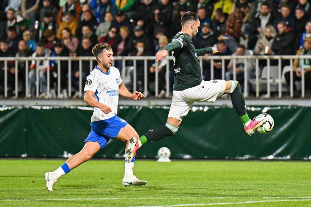JABLONEC NAD NISOU, CZECH REPUBLIC - OCTOBER 22, 2026: UEFA Conference League 2026 27 league phase football match between FK Jablonec and Brighton & Hove Albion at Stadion Strelnice in Jablonec nad Nisou, Czech Republic. Persons shown: Jack Hinshelwood Nemanja Tekijaski Photo: Antoni Dec Arena Akcji. NEWSPIX.PL --- newspix.pl 
