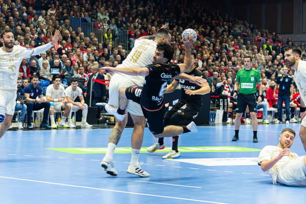 Kassel, Deutschland 22. Oktober 2026: EHF Champions League - 2026 2027 - Gruppenphase - Gruppe B - Sp. 5 - MT Melsungen gegen Orlen Wisla Plock Im Bild: v. li. im Zweikampf Leon Å uÅ¡nja Susnja (SPR) und Erik Balenciaga (MT) Rothenbach-Halle Hessen Copyright: xFotostandx xKruczynskix
