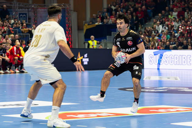 Kassel, Deutschland 22. Oktober 2026: EHF Champions League - 2026 2027 - Gruppenphase - Gruppe B - Sp. 5 - MT Melsungen gegen Orlen Wisla Plock Im Bild: v. li. im Zweikampf Oriol Rey Morales (SPR) und Erik Balenciaga (MT) Rothenbach-Halle Hessen Copyright: xFotostandx xKruczynskix