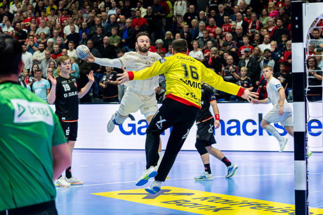 Kassel, Deutschland 22. Oktober 2026: EHF Champions League - 2026 2027 - Gruppenphase - Gruppe B - Sp. 5 - MT Melsungen gegen Orlen Wisla Plock Im Bild: v. li. im Zweikampf Zoltan Szita Zoltan Szita (SPR) und Torhüter NebojÅ¡a SimiÄ‡ Nebojsa Simic (MT) Rothenbach-Halle Hessen Copyright: xFotostandx xKruczynskix