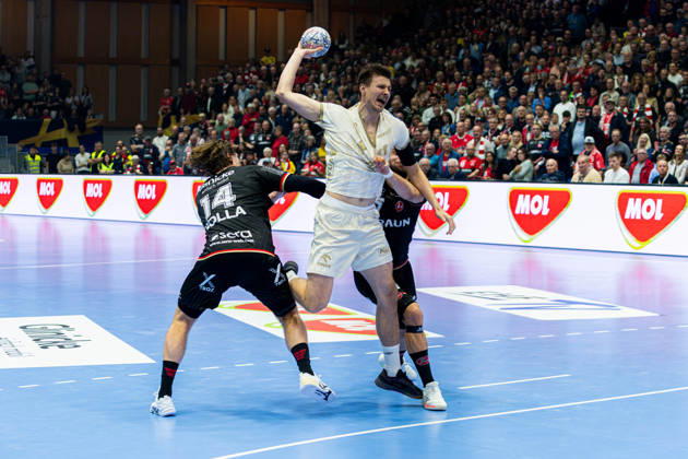 Kassel, Deutschland 22. Oktober 2026: EHF Champions League - 2026 2027 - Gruppenphase - Gruppe B - Sp. 5 - MT Melsungen gegen Orlen Wisla Plock Im Bild: v. li. im Zweikampf Johannes Golla (MT) und Sergei Kosorotov (SPR) Rothenbach-Halle Hessen Copyright: xFotostandx xKruczynskix