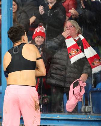 Luke O Nien of Sunderland gives a fan their match day shirt Lech Poznan v Sunderland, UEFA Europa League, Football, Enea Stadion, Poznan, Poland - 22 Oct 2026Poznan Enea Stadion Poland  Copyright: xTomaszxJedrzejowski Shutterstockx 17229955bm