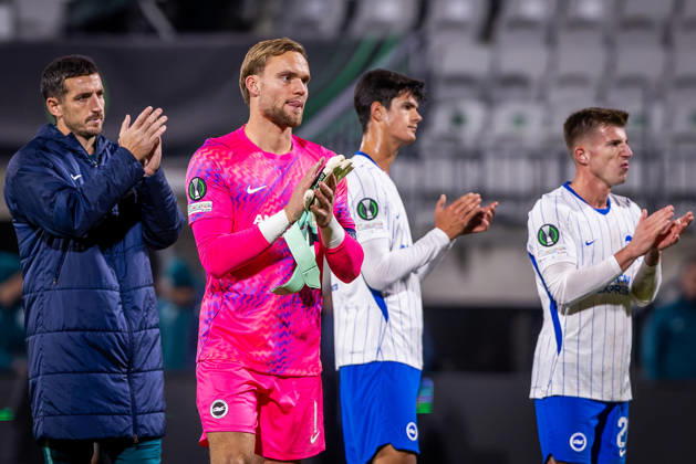 JABLONEC - BRIGHTON Bart Verbruggen of Brighton thanks to the fans after the matchday 2 of League phase round of UEFA Conference league football match between FK Jablonec and Brighton and Hove Albion at Stadion Strelnice. Jablonec nad Nisou, Czechia, October 22, 2026. Photo by Branislav Racko Copyright: xx 080A6131