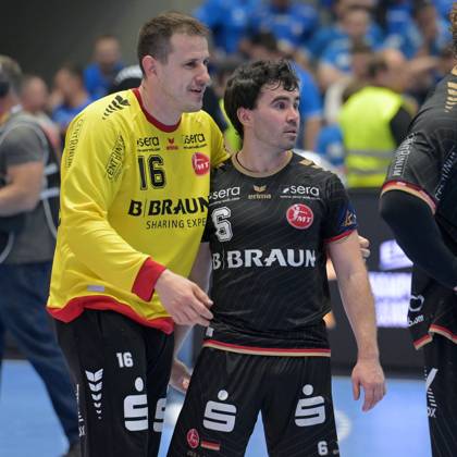 Freude nach dem Sieg; Nebojsa Simic (Torwart MT Melsungen 16) (L) und Adrian Sipos (MT Melsungen 8) , GER, MT Melsungen - Orlen Wisla Plocks (POL), Handball, Champions League Maenner, Group Matches, Saison 2026 2027, 22.10.2026, GER, MT Melsungen - Orlen Wisla Plock, CL Maenner, Group Match, Saison 2026 2027, 22.10.2026 Kassel Copyright: xEibner-Pressefotox xRolandxSippelx EP_RSL