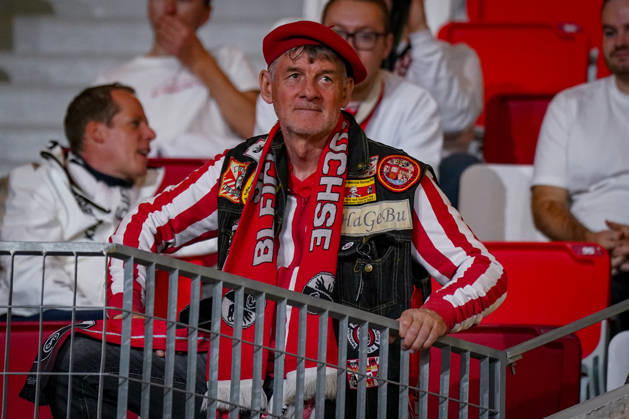 Fussball UEFA Conference League 2026 - 2027, 2. Spieltag - AS Monaco vs SC Freiburg - Stadion Louis II (Monaco): Porträt eines Fans des SC Freiburg auf der Tribüne mit roter Baskenmütze, Fanschal, Fanweste und zahlreichen Fanaufnähern. Freiburg-Fan, Fussballfan, Anhänger, Auswärtsfan, Fankultur, Fanbekleidung, Vereinsfarben, Fanartikel, Fanaccessoires, Zuschauer, Stadion, Tribüne, Europapokal, internationale Fussballspiele, Fanporträt. Copyright: xJOERANxSTEINSIEKx