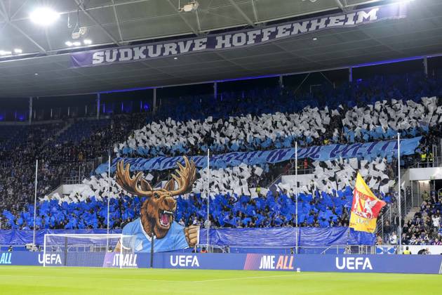 Die Fankurve der TSG 1899 Hoffenheim zeigt eine Choreo, Choreographie der Zuschauer, Fans, Ultras Publikum, Zuschauer, Stimmung, Atmosphäre, Stadion, 22.10.2026, Sinsheim (Deutschland), Fussball, UEFA Europa League, TSG 1899 Hoffenheim - Olympique Lyon, DFB DFL REGULATIONS PROHIBIT ANY USE OF PHOTOGRAPHS AS IMAGE SEQUENCES AND OR QUASI-VIDEO.