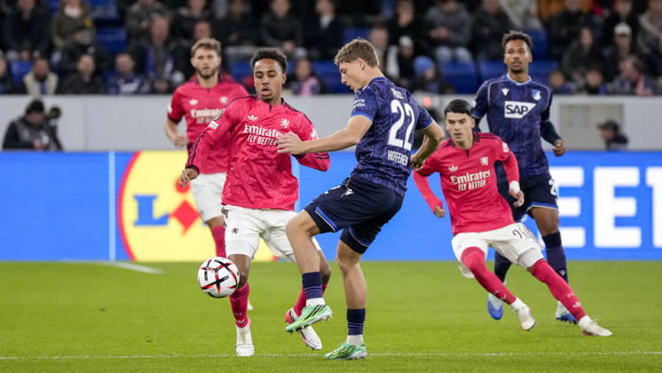 v.li.: Noah Nartey (OL, 99), Alexander Prass (Hoffenheim, 22), Zweikampf, Spielszene, Duell, duel, tackle, tackling, Dynamik, Action, Aktion, 22.10.2026, Sinsheim (Deutschland), Fussball, UEFA Europa League, TSG 1899 Hoffenheim - Olympique Lyon, DFB DFL REGULATIONS PROHIBIT ANY USE OF PHOTOGRAPHS AS IMAGE SEQUENCES AND OR QUASI-VIDEO.