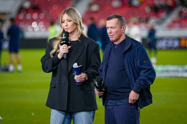 Fussball UEFA Conference League 2026 - 2027, 2. Spieltag - AS Monaco vs SC Freiburg - Stadion Louis II (Monaco): RTL-Sportmoderatorin Laura Papendick (links) und Fussball-Weltmeister sowie TV-Experte Lothar Matthäus (rechts) bei der Live-Moderation am Spielfeldrand. Beide halten Mikrofone der UEFA Conference League. Fernsehübertragung, Sportjournalismus, TV-Moderation, Fussballexperte, Rekordnationalspieler, Weltmeister 1990, RTL, RTL+, Medien, Fernsehen, Live-Berichterstattung, Europapokal, Porträt. Copyright: xJOERANxSTEINSIEKx